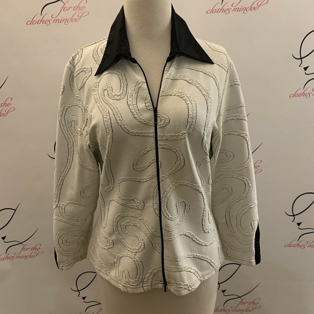 Stera. Size Large. Zip Front Light Weight Stretch Jacket. Keyhole Cuff. B25